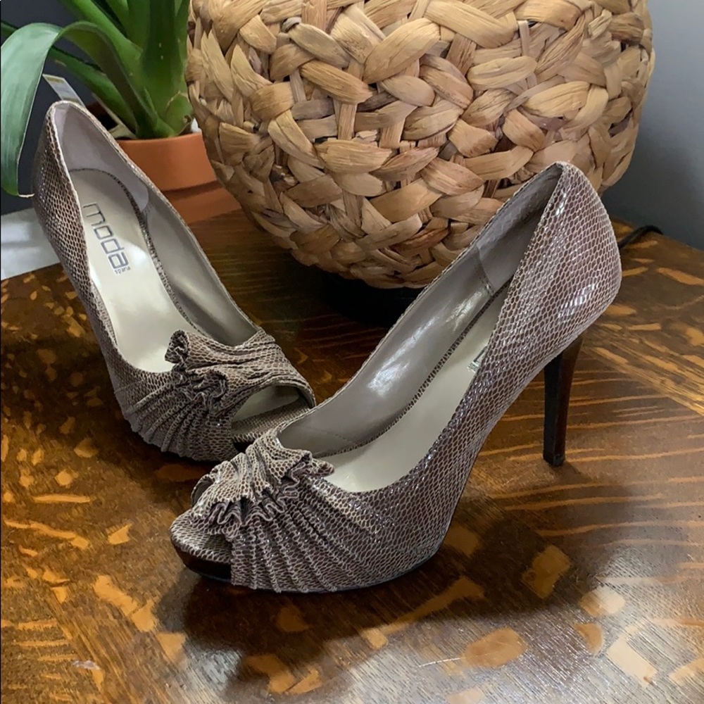 Moda spana platform stiletto with peek-a-boo toe